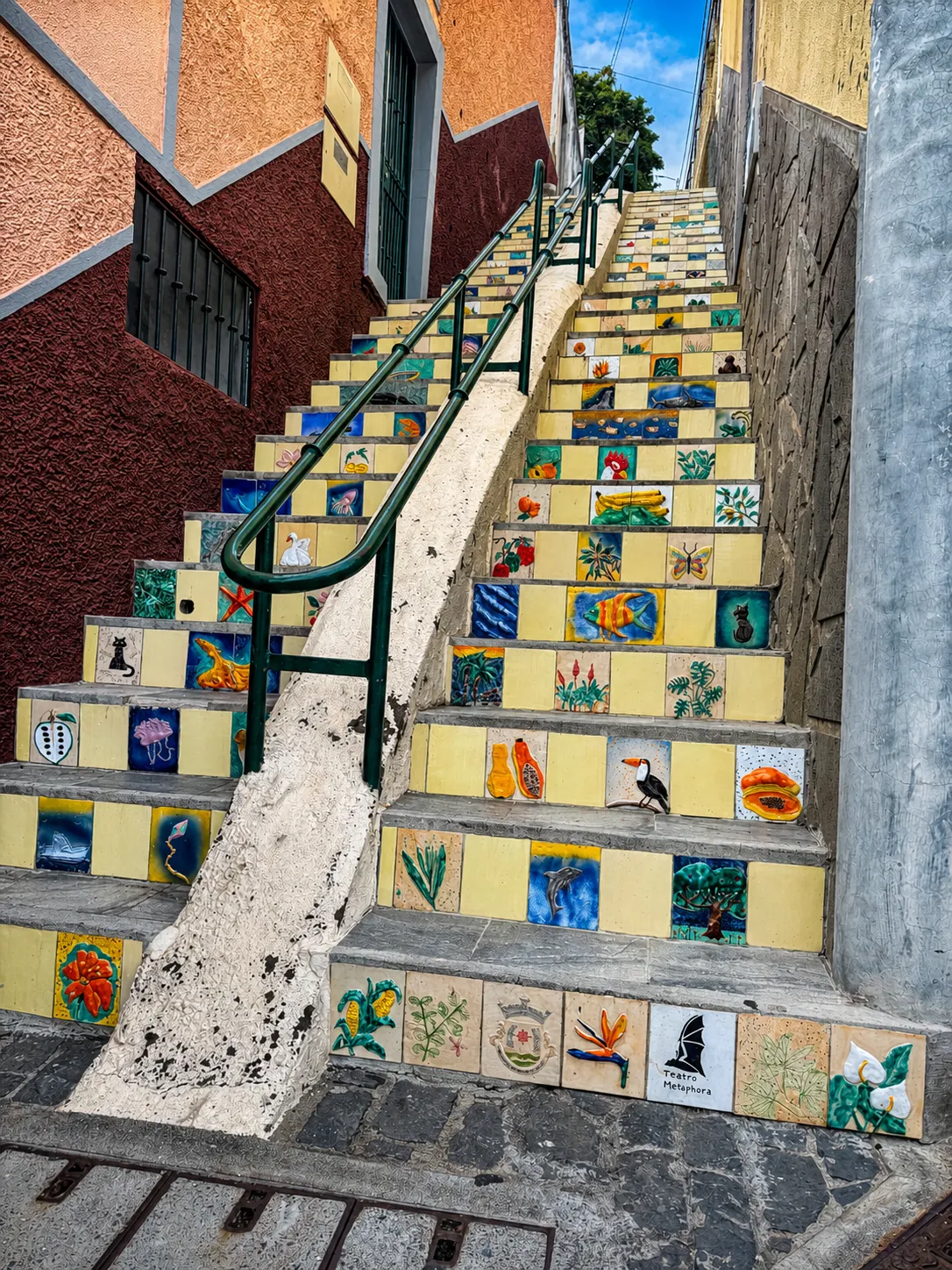 Azulejos tradicionais feitos à mão — Skywalk do Cabo Girão (580 m) de Tuk Tuk