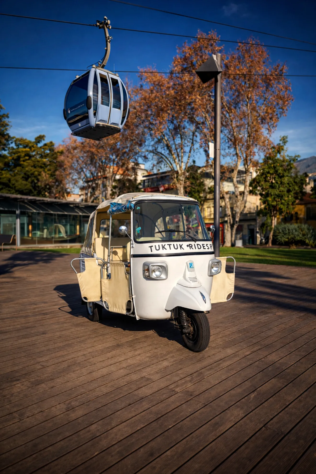 Passeio por baixo do teleférico — Jardim Botânico da Madeira de Tuk Tuk
